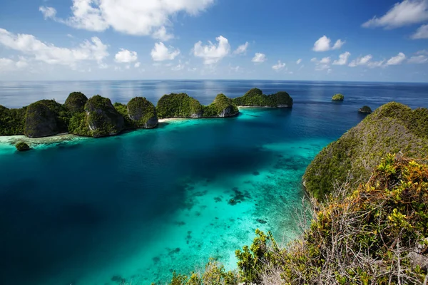 Paisaje pintoresco Isla de Wajag, Raja Ampat, Indonesia — Foto de Stock