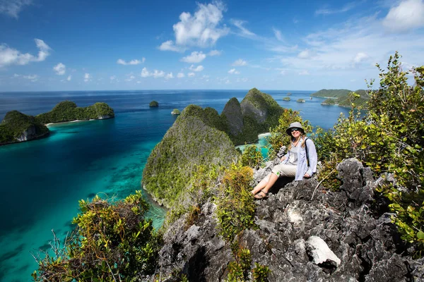 I turisti sono sulla cima della scogliera dell'arcipelago remoto Pulau — Foto Stock