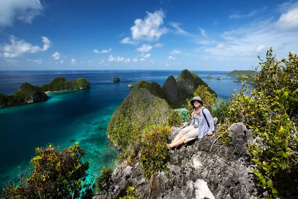 I turisti sono sulla cima della scogliera dell'arcipelago remoto Pulau — Foto Stock