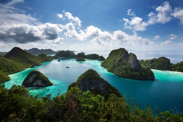 Vista desde la cima del acantilado en el remoto archipiélago Pulau Wayag — Foto de Stock