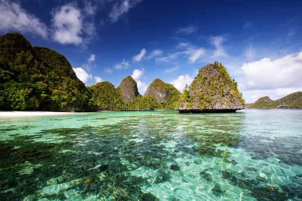 Paisaje pintoresco Isla de Wajag, Raja Ampat, Indonesia — Foto de Stock