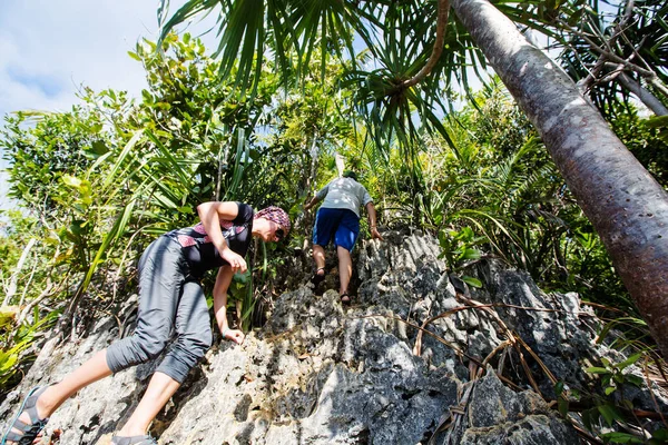 A turisták felmásznak a hegytetőre a távoli szigetvilág Pul — Stock Fotó