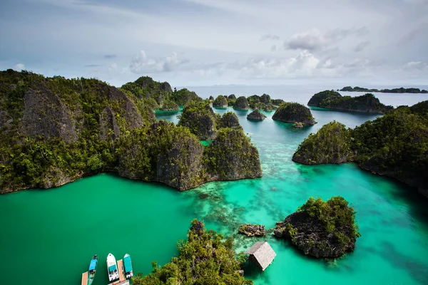 Vista desde el mirador de la isla de Piaynemo, Raja Ampat, Indonesia — Foto de Stock