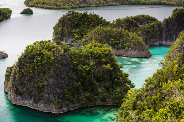 Vista a las islas Piaynemo desde el mirador, Raja Ampat, Indones — Foto de Stock