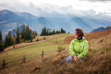 Sonbaharda dağlardaki yürüyüşçü kadın