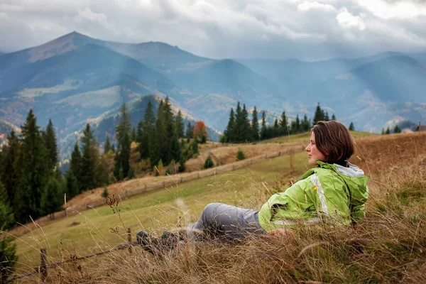 Escursionista donna in moumtains in autunno — Foto Stock