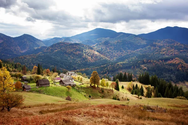 Pegunungan Carpathian di musim gugur — Stok Foto