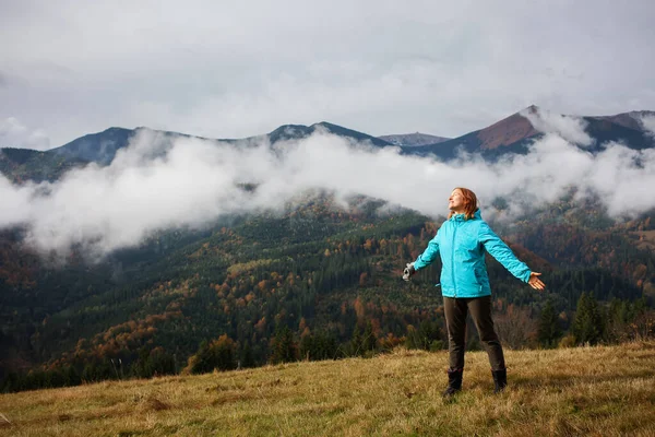 Wanita pendaki di moumtains di musim gugur — Stok Foto