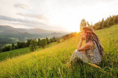 Dağlardaki güzel rastalı kadın