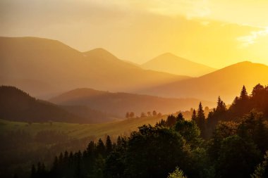 Karpat Dağları'nda güzel gün batımı
