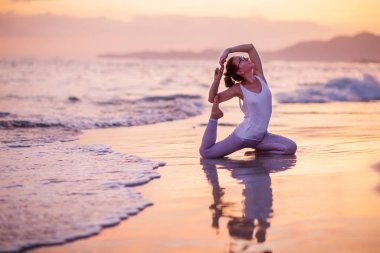 Kafkas kadın pratik yoga, deniz kıyısı