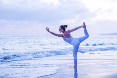 Kafkas kadın pratik yoga, deniz kıyısı