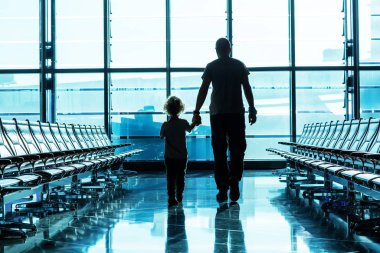 Havaalanının kalkış salonundaki sandalyeler. 