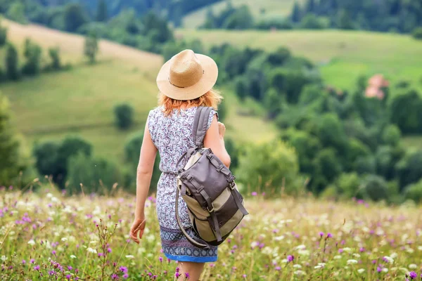 Kvinna vandrare njuta av utsikten på berget — Stockfoto