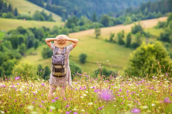 Žena turistka vychutnat pohled na hory — Stock fotografie