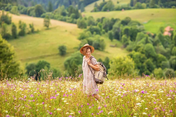 Žena turistka vychutnat pohled na hory — Stock fotografie