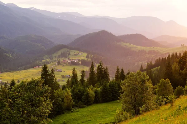 Matahari Terbenam Yang Indah Pegunungan Carpathian — Stok Foto