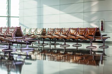 Havaalanının kalkış salonunda boş sandalyeler. 