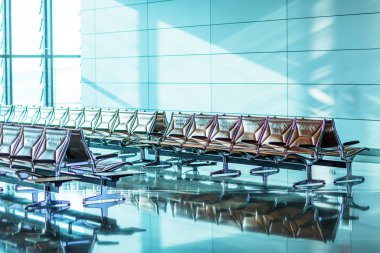 Havaalanının kalkış salonunda boş sandalyeler. 