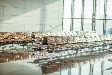 Havaalanının kalkış salonunda boş sandalyeler. 