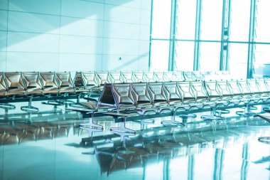 Havaalanının kalkış salonunda boş sandalyeler. 