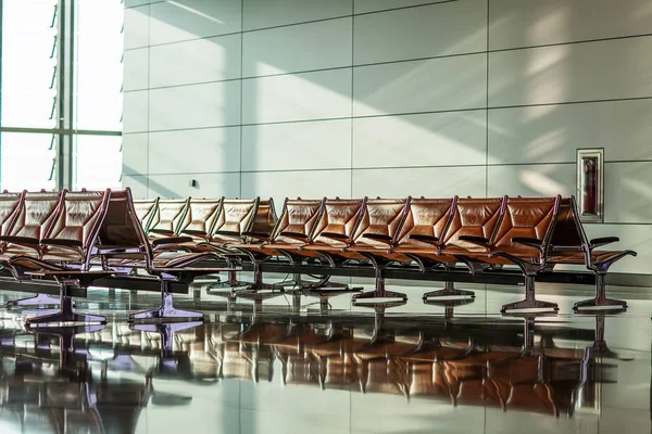 Пустые стулья в зале вылета в аэропорту — стоковое фото