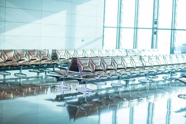 Пустые стулья в зале вылета в аэропорту — стоковое фото