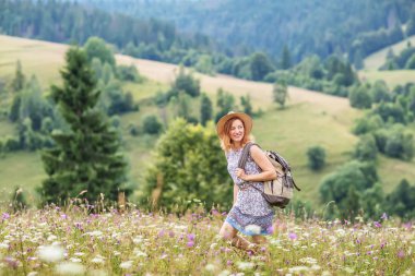 Yürüyüşçü kadın, dağ manzarasının tadını çıkar.