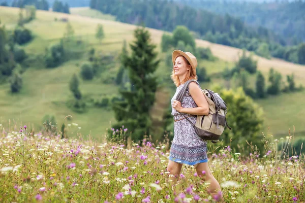 Kvinna vandrare njuta av utsikten på berget — Stockfoto