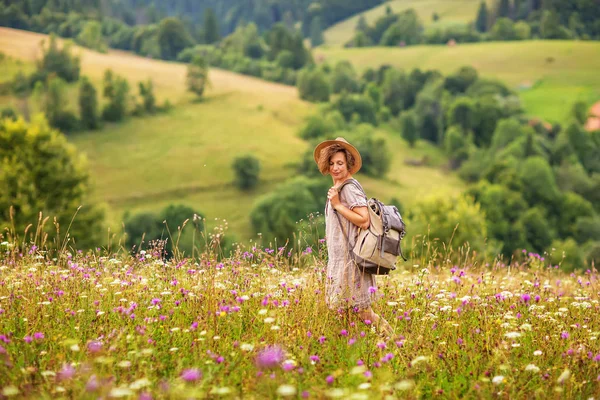 Žena turistka vychutnat pohled na hory — Stock fotografie