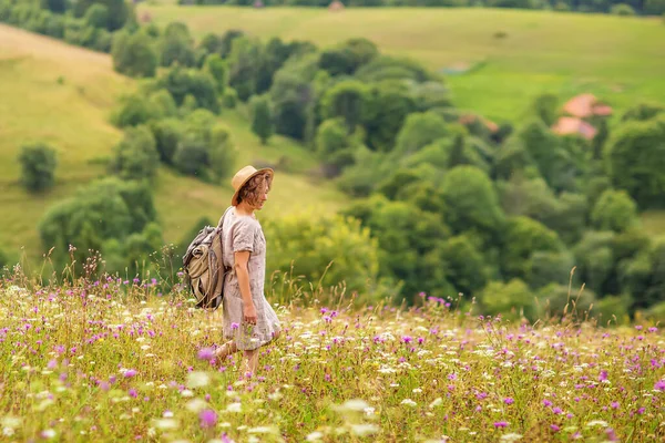 Žena turistka vychutnat pohled na hory — Stock fotografie