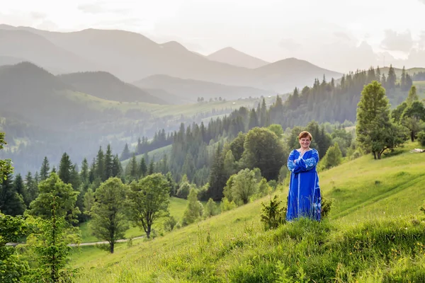Wanita menawan saat matahari terbenam di pegunungan — Stok Foto