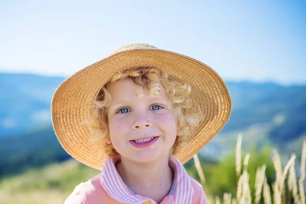 Pojke i halmhatt på sommaren — Stockfoto