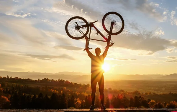 Bike kaland a hegyekben — Stock Fotó