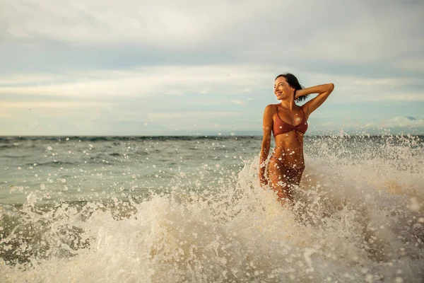 Mooie Vrouw Door Oceaan Bij Zonsondergang — Stockfoto