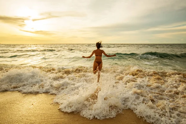 Красива Жінка Біля Океану Заході Сонця — стокове фото