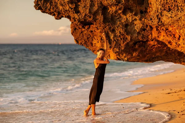 Hermosa Mujer Junto Océano Atardecer — Foto de Stock