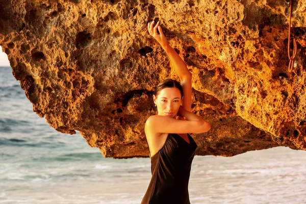 Wanita Cantik Oleh Laut Saat Matahari Terbenam — Stok Foto