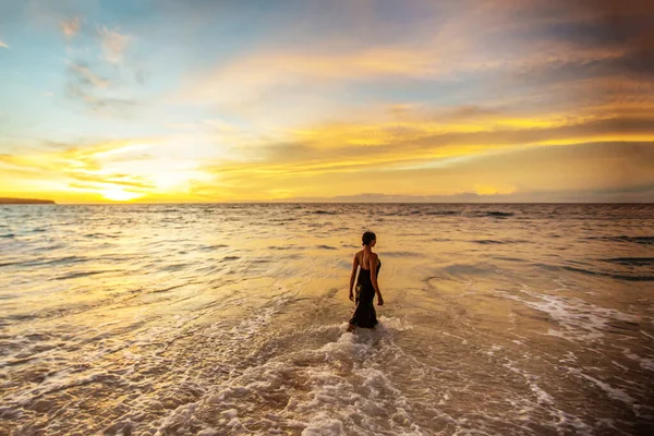 Vacker Kvinna Vid Havet Vid Solnedgången — Stockfoto