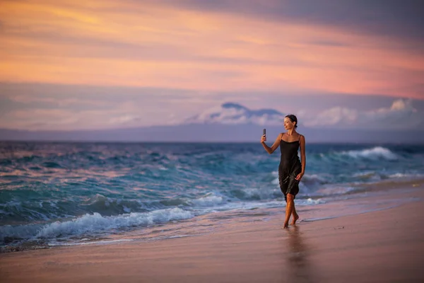 Bella Donna Vicino All Oceano Tramonto — Foto Stock