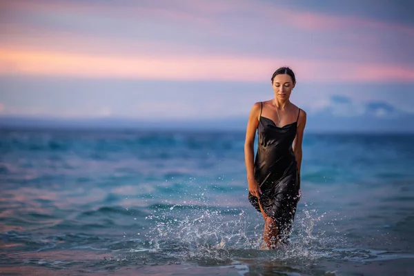 Hermosa Mujer Junto Océano Atardecer — Foto de Stock