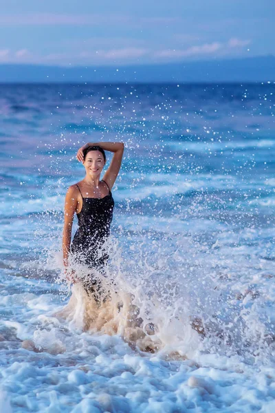 Wanita Cantik Oleh Laut Saat Matahari Terbenam — Stok Foto