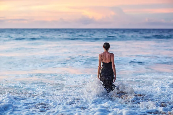 Piękna Kobieta Nad Oceanem Zachodzie Słońca — Zdjęcie stockowe