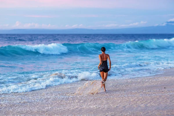 Hermosa Mujer Junto Océano Atardecer — Foto de Stock