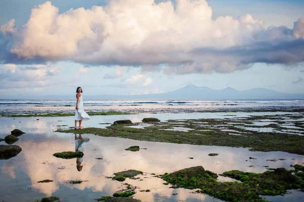 Hermosa Mujer Junto Océano Atardecer — Foto de Stock