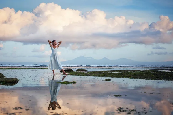 Красива Жінка Біля Океану Заході Сонця — стокове фото