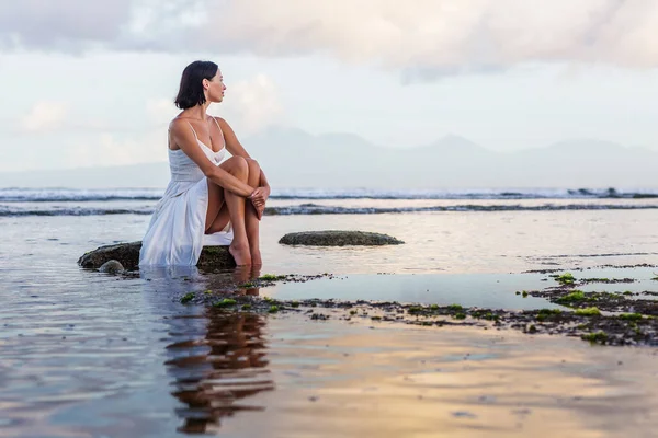 Mooie Vrouw Door Oceaan Bij Zonsondergang — Stockfoto