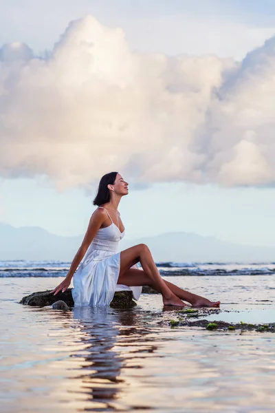 Mooie Vrouw Door Oceaan Bij Zonsondergang — Stockfoto