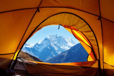 Himalaya dağlarının güzel manzarası çadırın içinde