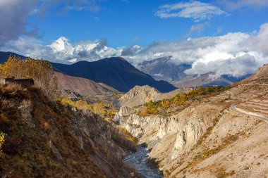Himalaya dağlarının güzel manzarası 